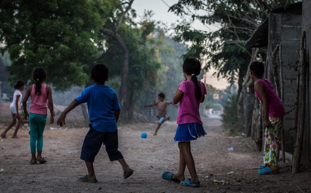 Niños juegan en Nicaragua